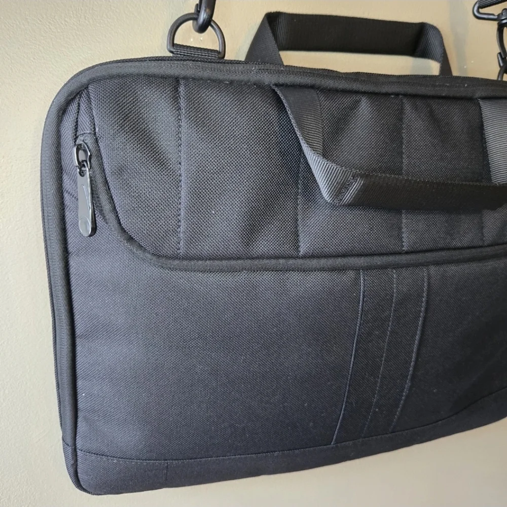 Insignia Unisex Laptop Sleeve Bag for 15.6